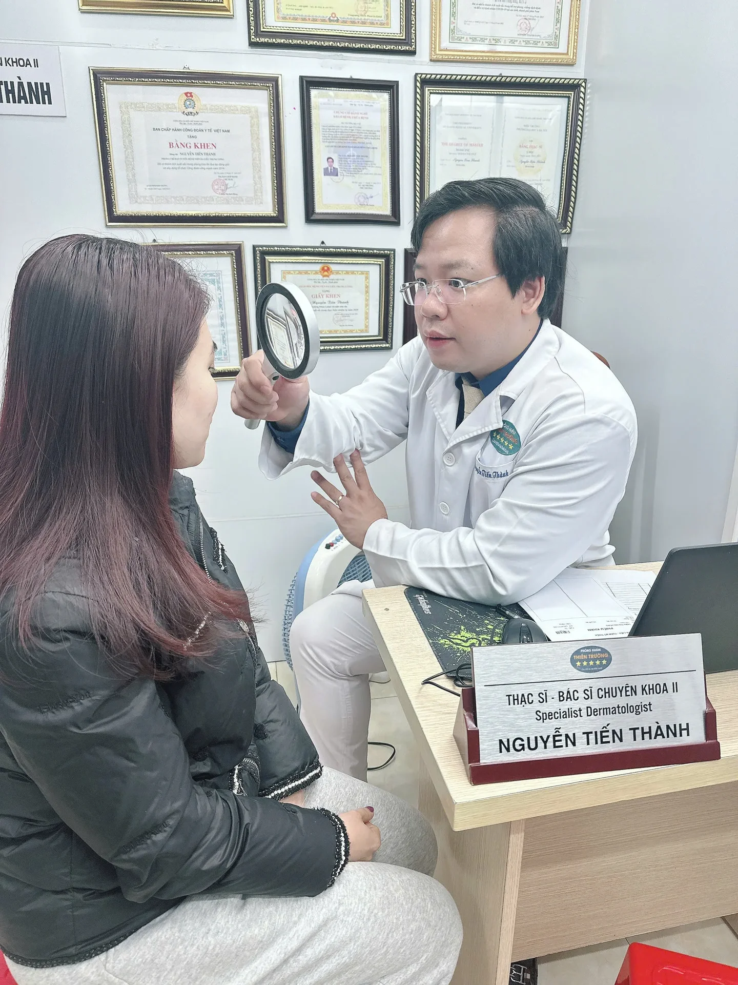 Hình ảnh : Thạc sĩ Bác sĩ Chuyên khoa II Nguyễn Tiến Thành đang thăm khám cho người bệnh