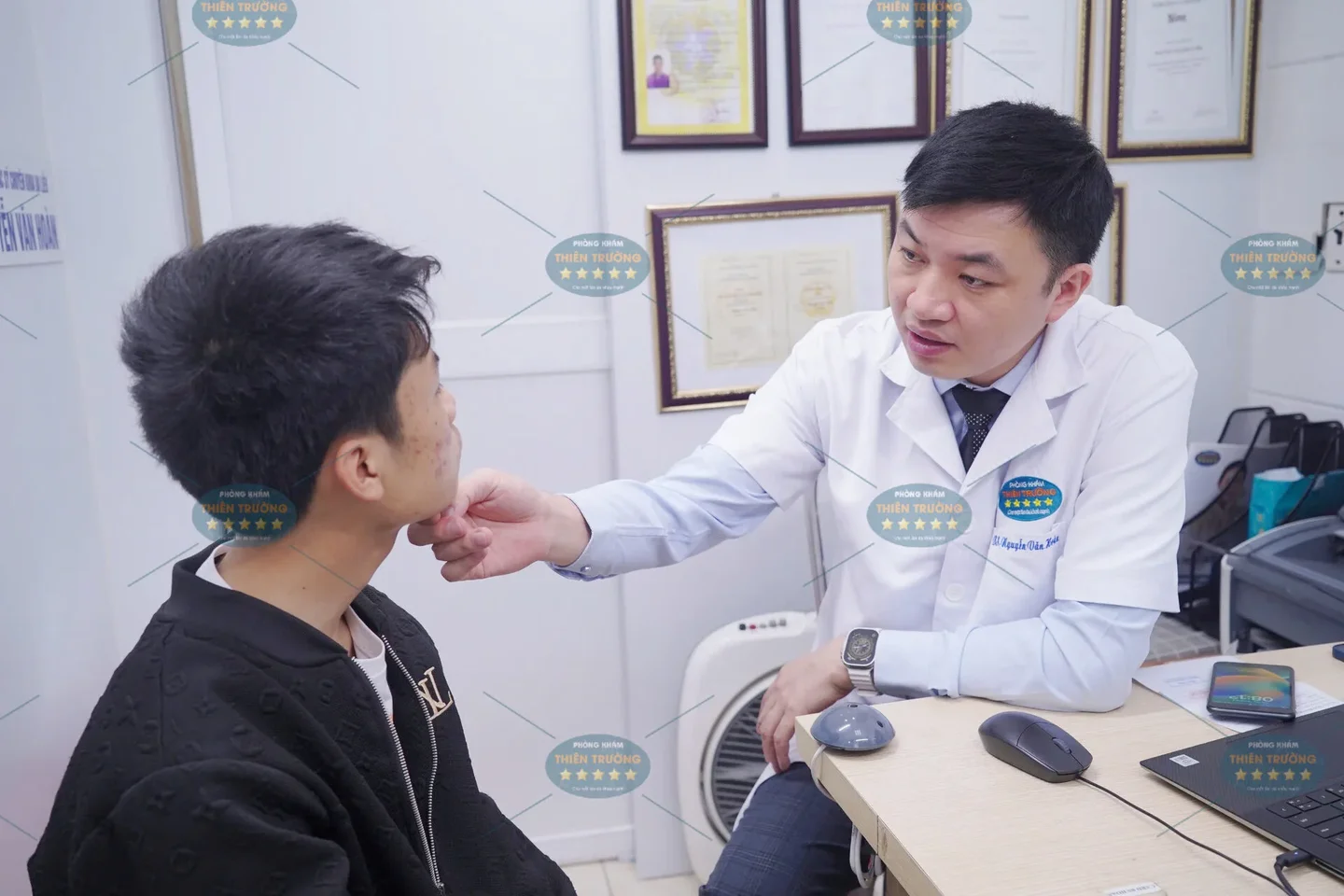 Hình ảnh: Thạc sĩ Bác sĩ Chuyên khoa II Nguyễn Tiến Thành đang thăm khám cho người bệnh.