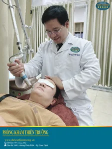 Hình ảnh: Thạc sĩ Bác sĩ Chuyên khoa II Nguyễn Tiến Thành đang điều trị cho người bệnh