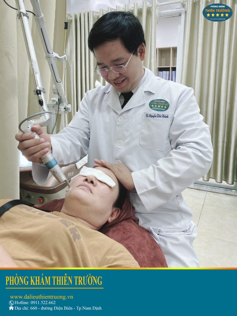 Hình ảnh: Thạc sĩ Bác sĩ Chuyên khoa II Nguyễn Tiến Thành đang điều trị cho người bệnh