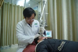 Hình ảnh: Bác sĩ đang điều trị .