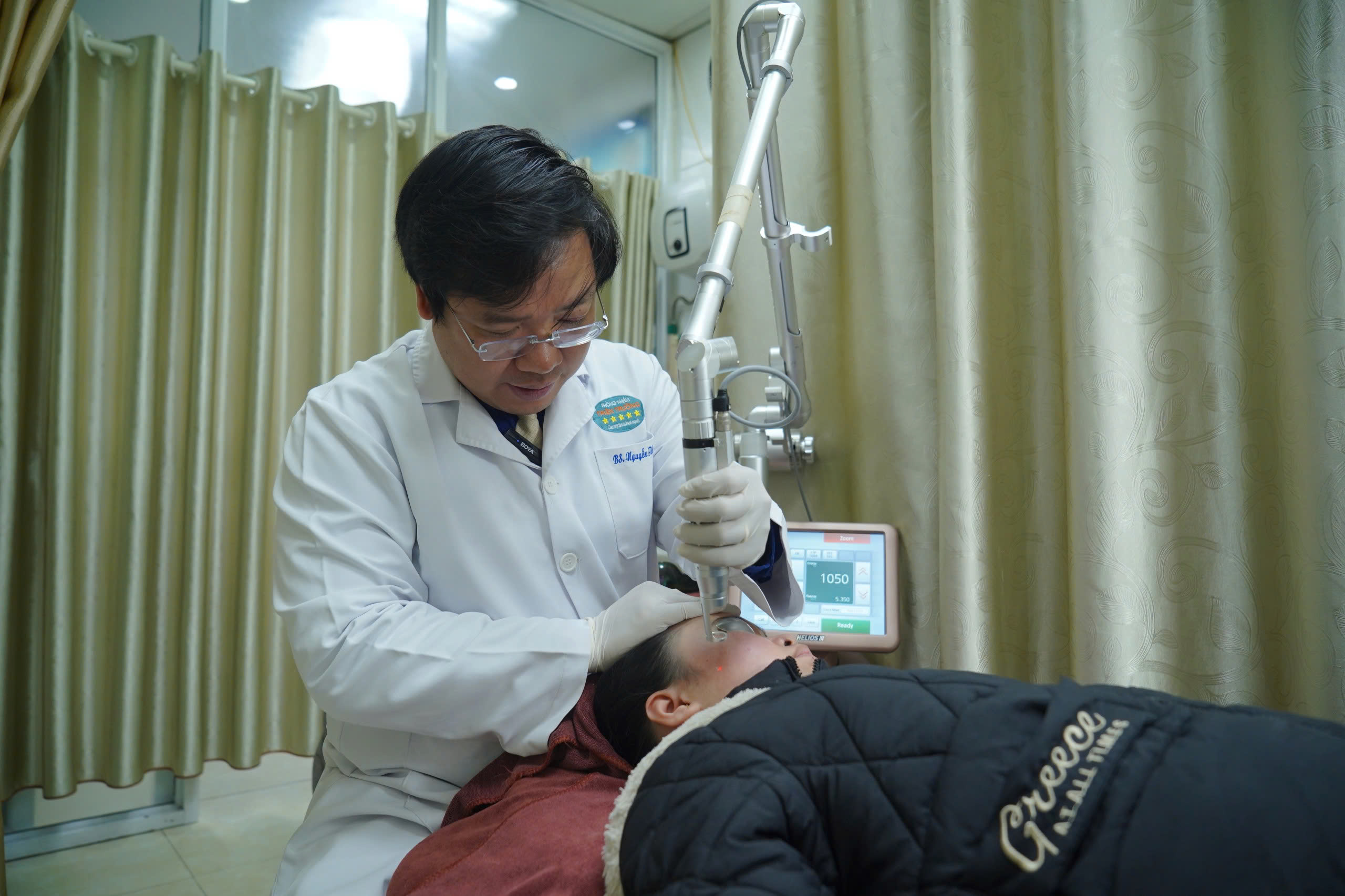 Hình ảnh:Thạc sĩ Bác sĩ Chuyên khoa II Nguyễn Tiến Thành đang điều trị cho người bệnh