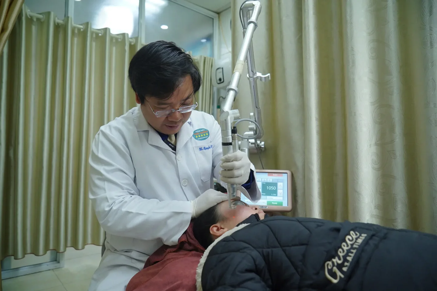 Hình ảnh:Thạc sĩ Bác sĩ Chuyên khoa II Nguyễn Tiến Thành đang điều trị cho người bệnh