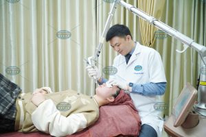 Hình ảnh: Thạc sĩ Bác sĩ Nguyễn Văn Hoàn đang điều trị cho người bệnh.