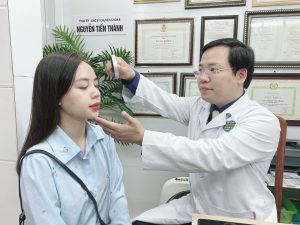 Hình ảnh : Thạc sĩ Bác sĩ Chuyên khoa II Nguyễn Tiến Thành đang thăm khám cho người bệnh
