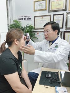 Hình ảnh : Thạc sĩ Bác sĩ Chuyên khoa II Nguyễn Tiến Thành đang thăm khám cho người bệnh