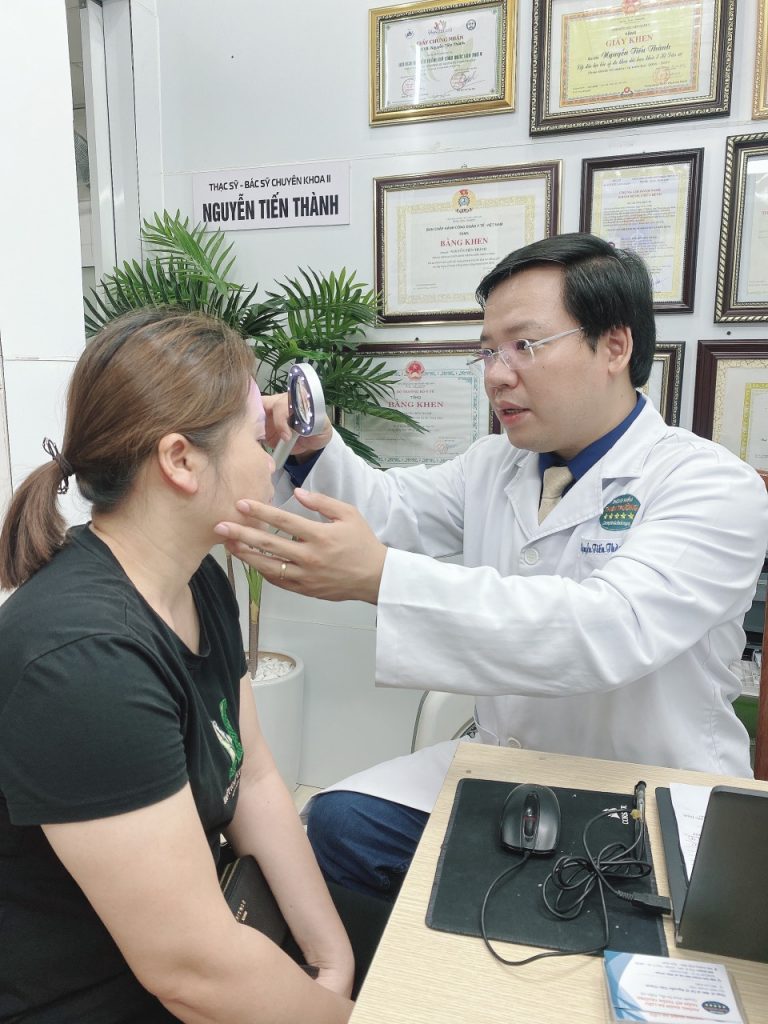 Hình ảnh : Thạc sĩ Bác sĩ Chuyên khoa II Nguyễn Tiến Thành đang thăm khám cho người bệnh