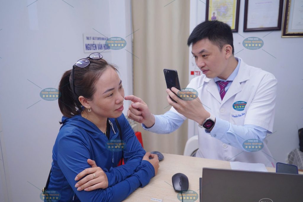 Hình ảnh: Bác sĩ đang khám bệnh.