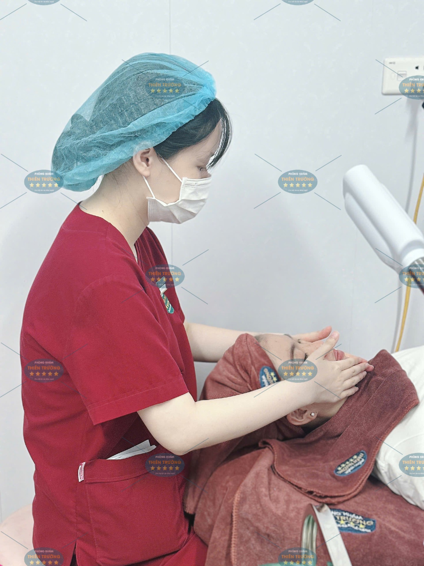 Hình ảnh: Khách hàng đang rửa mặt trước khi điều trị