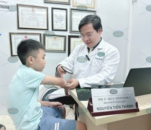 Hình ảnh : Bác sĩ đang khám bệnh.