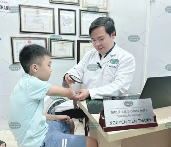 Hình ảnh : Bác sĩ đang khám bệnh.