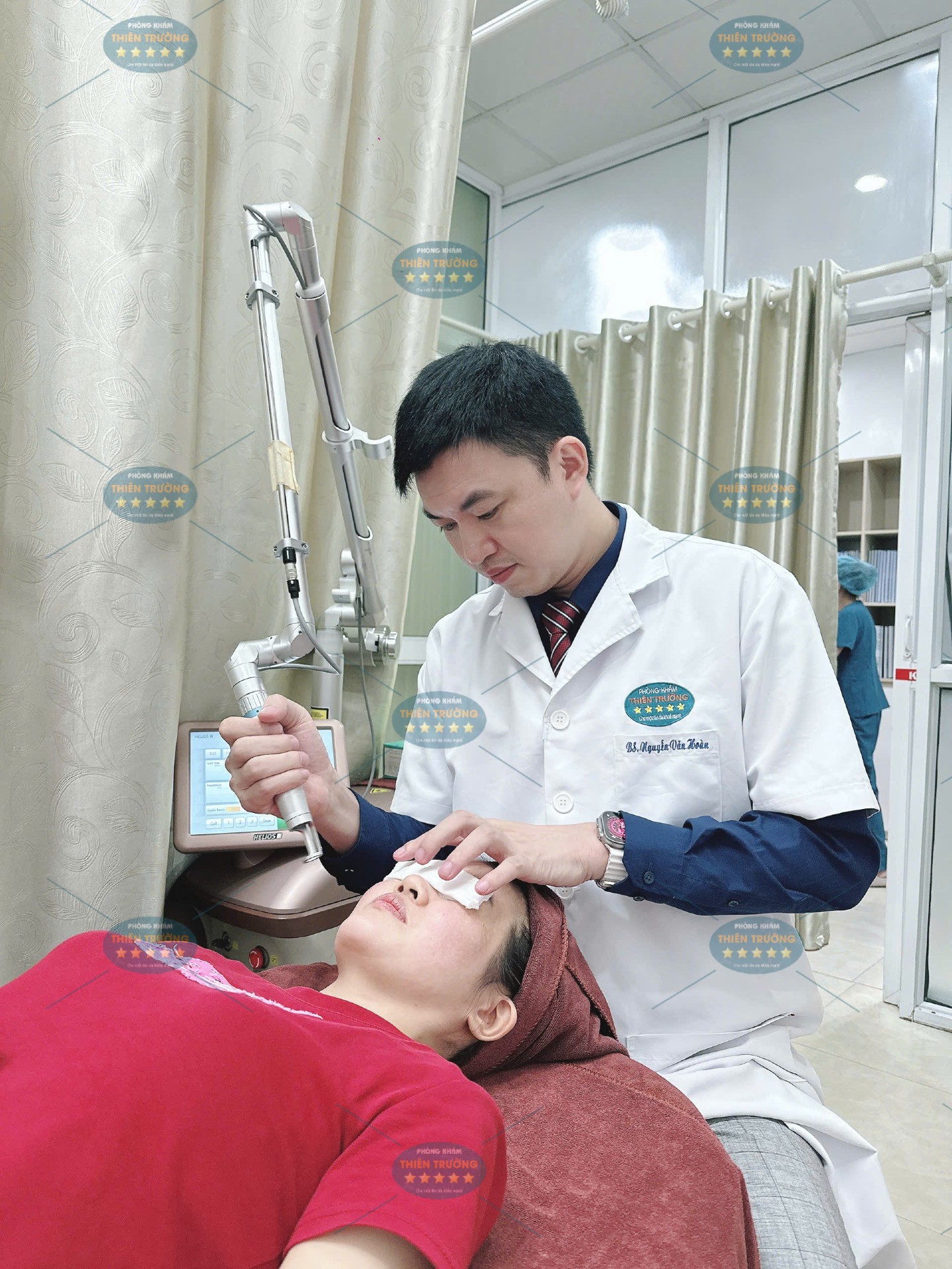 Hình ảnh: bác sĩ đang điều trị cho người bệnh