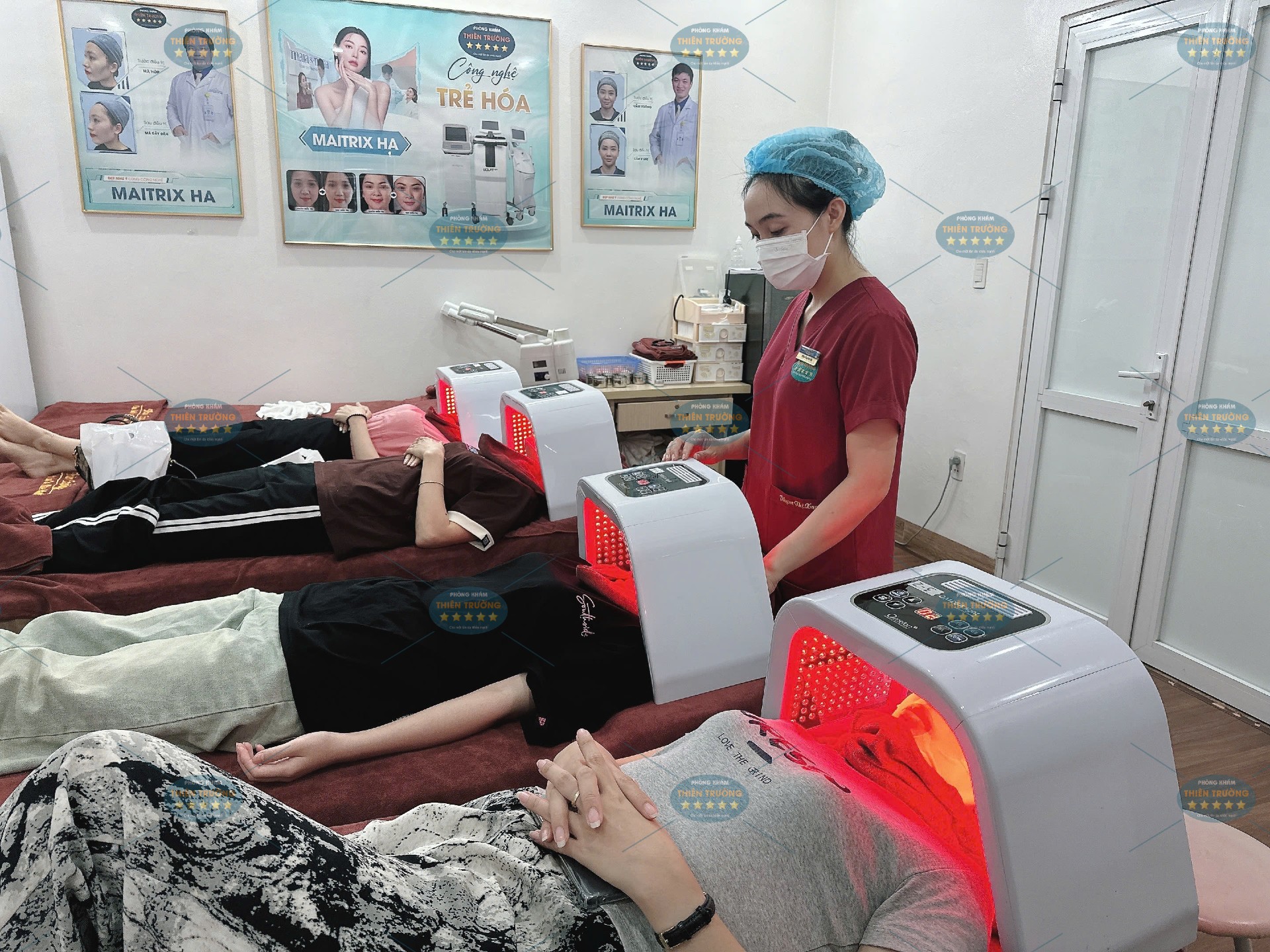 Hình ảnh: Khách hàng đang đắp mặt ánh sáng sinh học