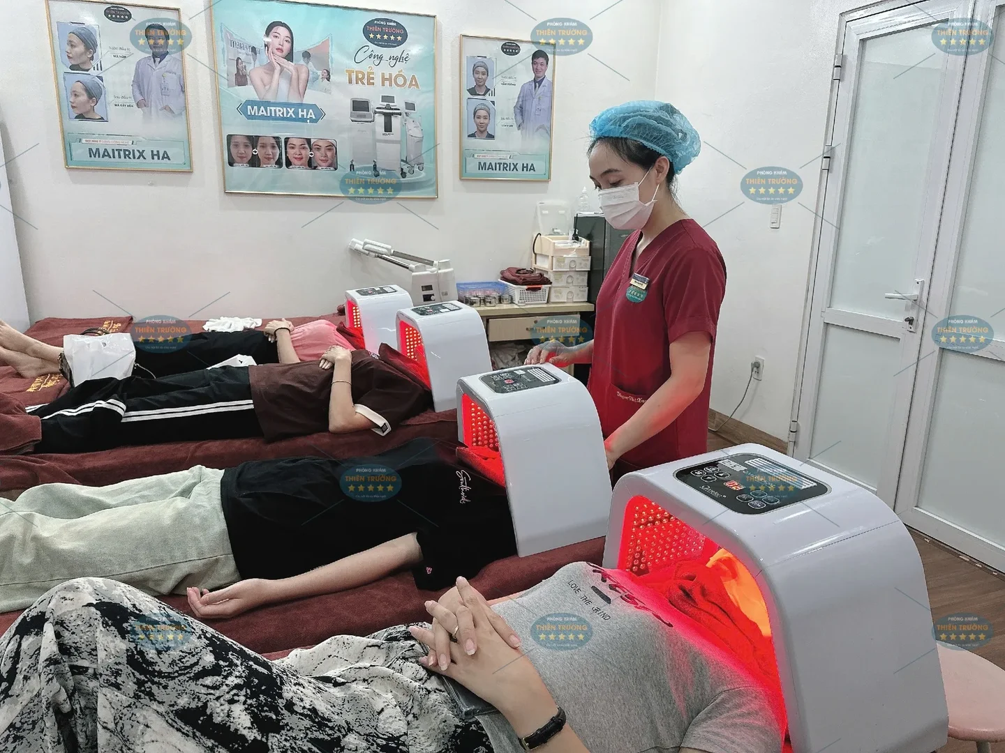 Hình ảnh: Khách hàng đang đắp mặt ánh sáng sinh học