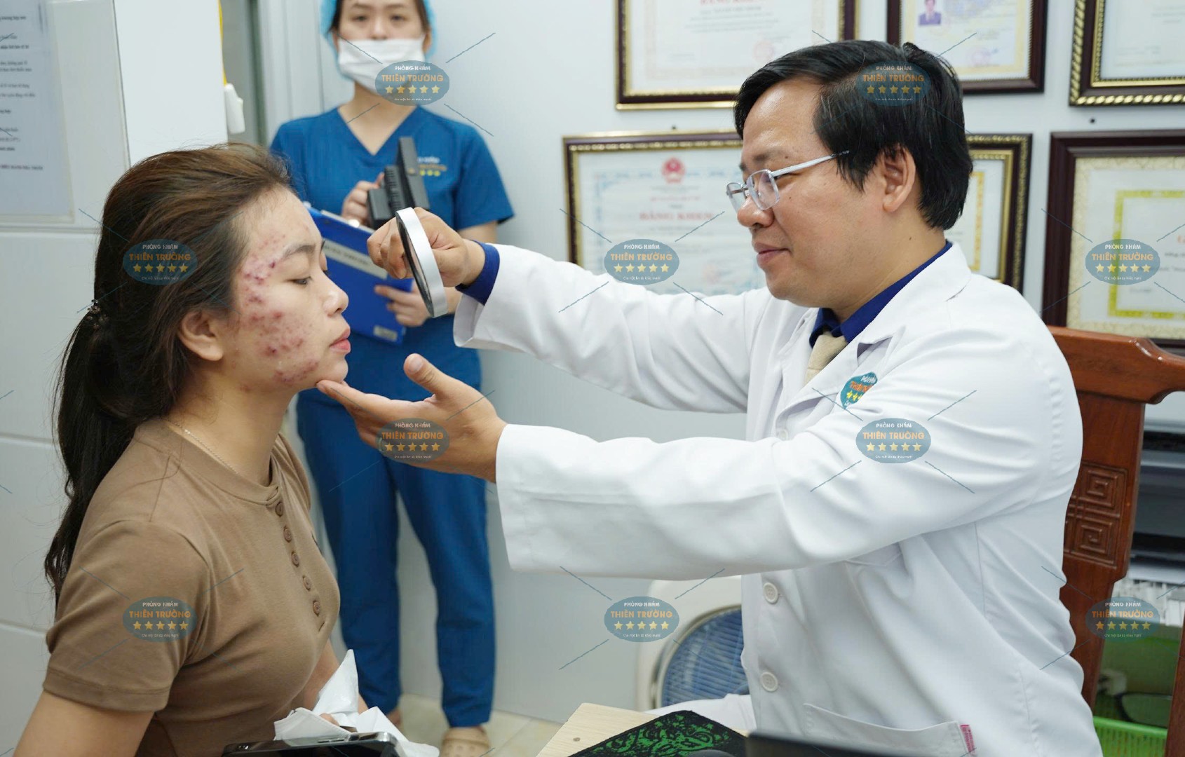 Hình ảnh : Thạc sĩ Bác sĩ Chuyên khoa II Nguyễn Tiến Thành đang thăm khám cho người bệnh