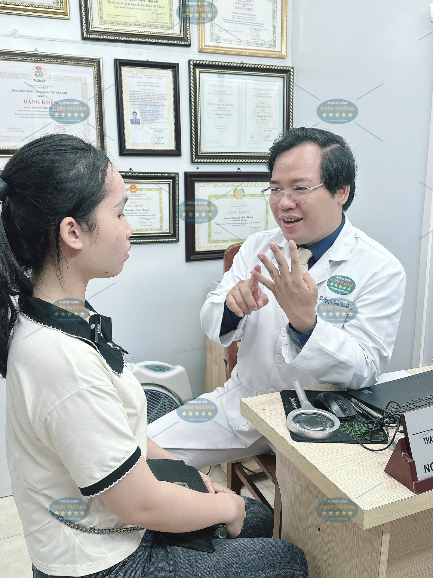 Hình ảnh: Thạc sĩ Bác sĩ Chuyên khoa II Nguyễn Tiến Thành đang tư vấn cho khách hàng