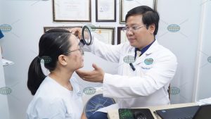 Hình ảnh: Thạc sĩ Bác sĩ Chuyên khoa II Nguyễn Tiến Thành đang tư vấn cho khách hàng