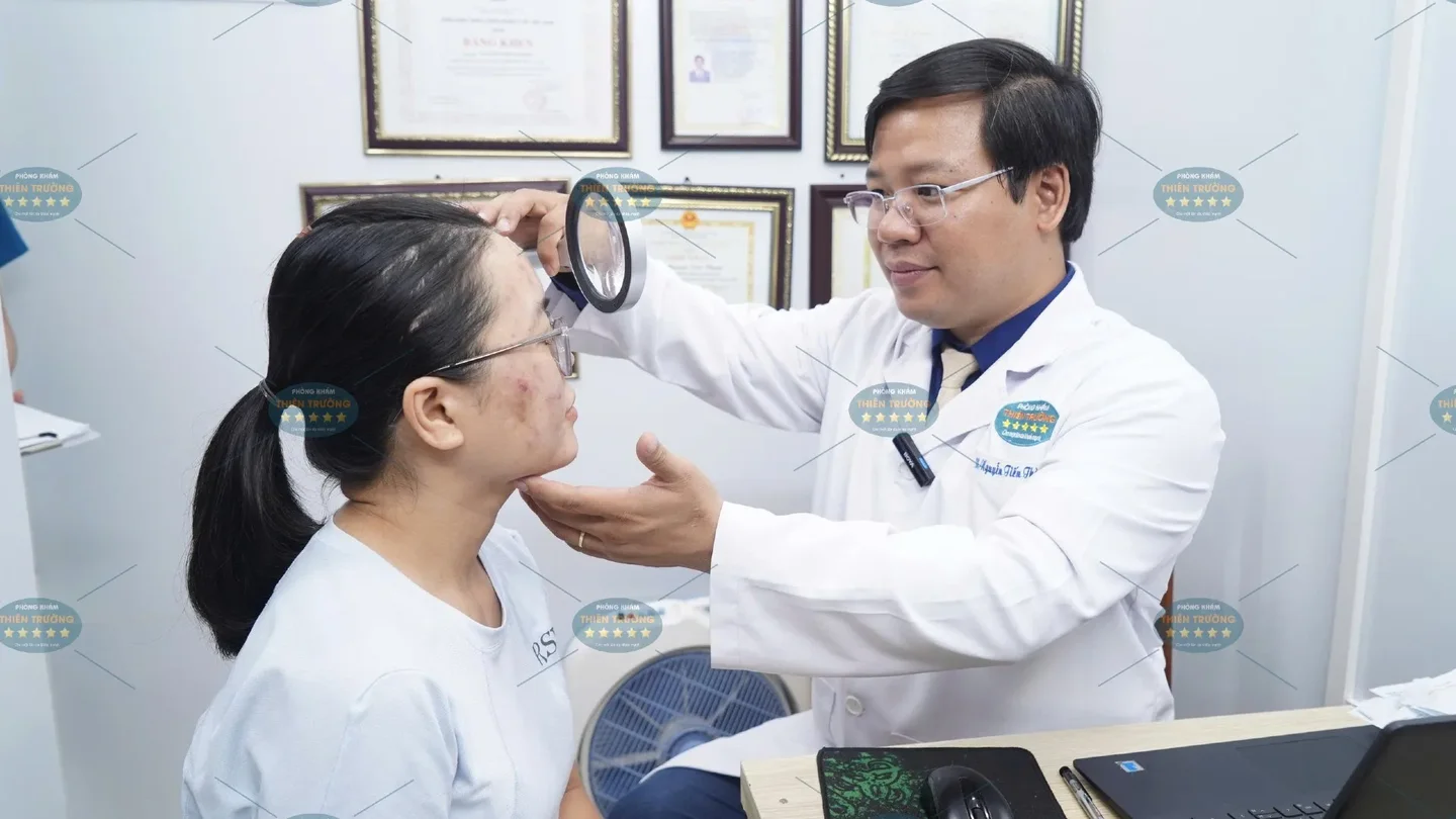 Hình ảnh: Thạc sĩ Bác sĩ Chuyên khoa II Nguyễn Tiến Thành đang tư vấn cho khách hàng
