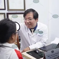 Hình ảnh: Thạc sĩ Bác sĩ Chuyên khoa II Nguyễn Tiến Thành đang tư vấn cho khách hàng