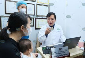 Hình ảnh : Thạc sĩ bác sĩ chuyên khoa đang khám bệnh.