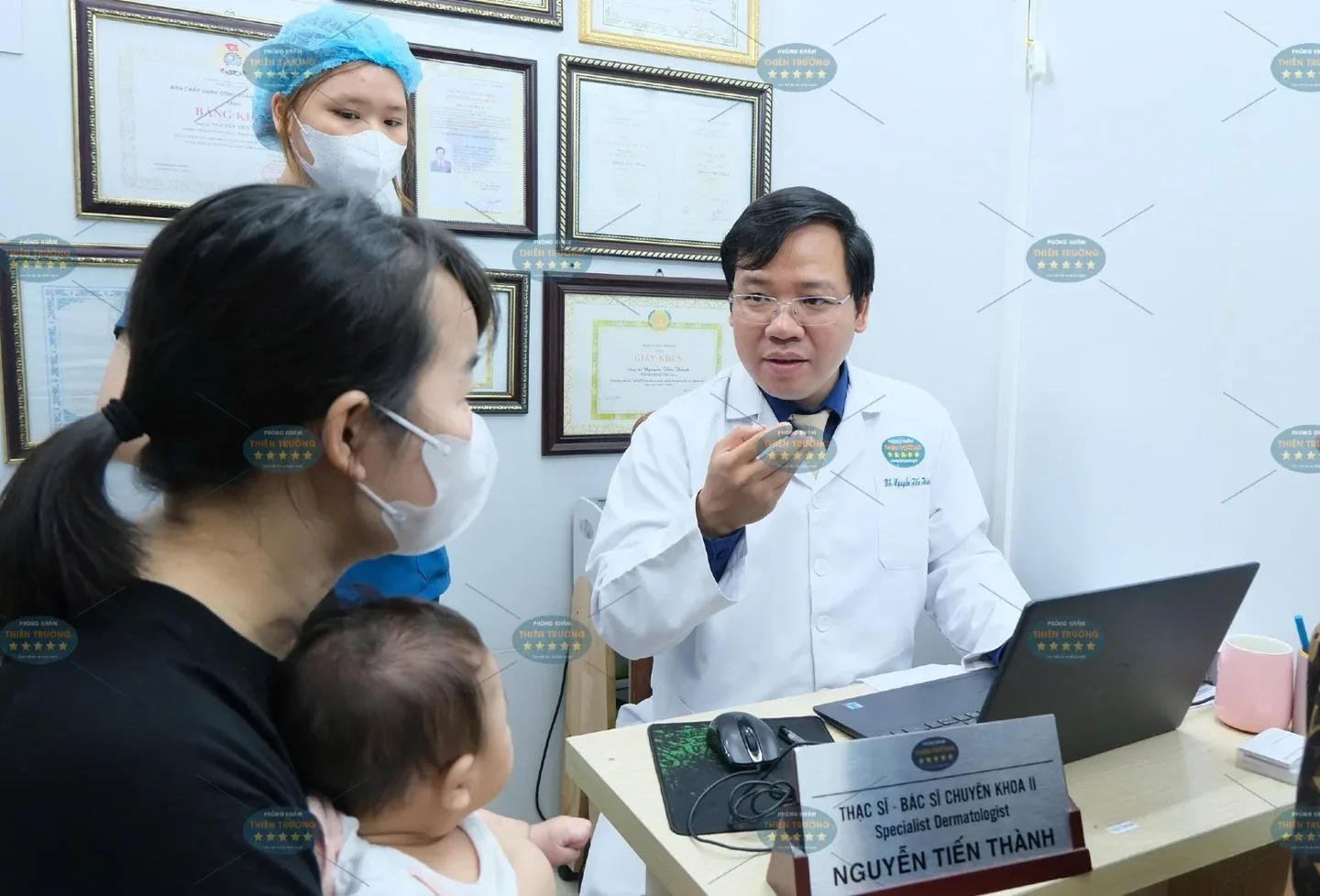 Hình ảnh : Thạc sĩ bác sĩ chuyên khoa đang khám bệnh.