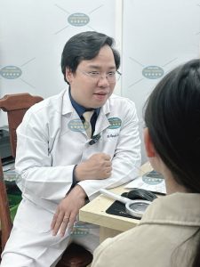 Hình ảnh: Thạc sĩ Bác sĩ Chuyên khoa II Nguyễn Tiến Thành đang tư vấn cho khách hàng