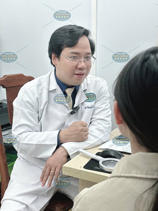 Hình ảnh: Thạc sĩ Bác sĩ Chuyên khoa II Nguyễn Tiến Thành đang tư vấn cho khách hàng