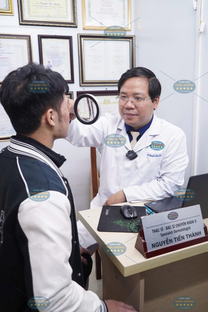 Hình ảnh : Thạc sĩ bác sĩ chuyên khoa đang khám bệnh.