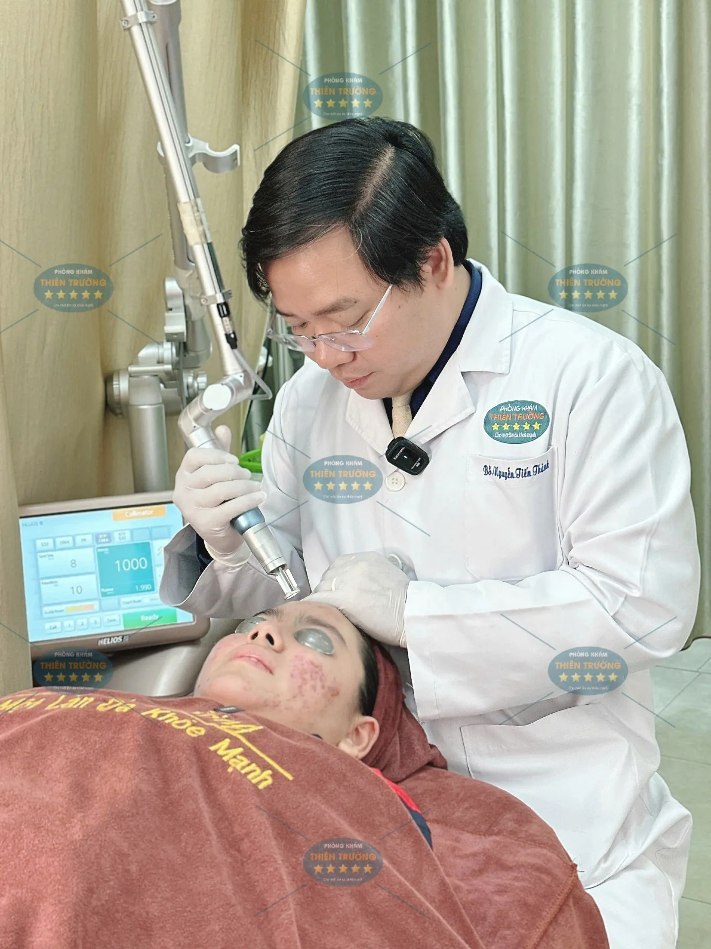 Hình ảnh : Thạc sĩ bác sĩ chuyên khoa đang khám bệnh.