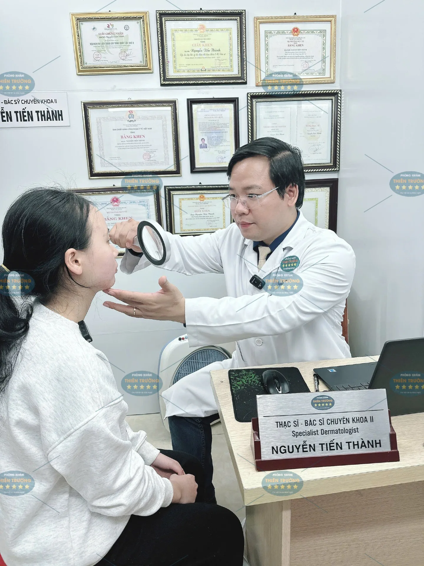 Hình ảnh : Thạc sĩ bác sĩ chuyên khoa đang khám bệnh.