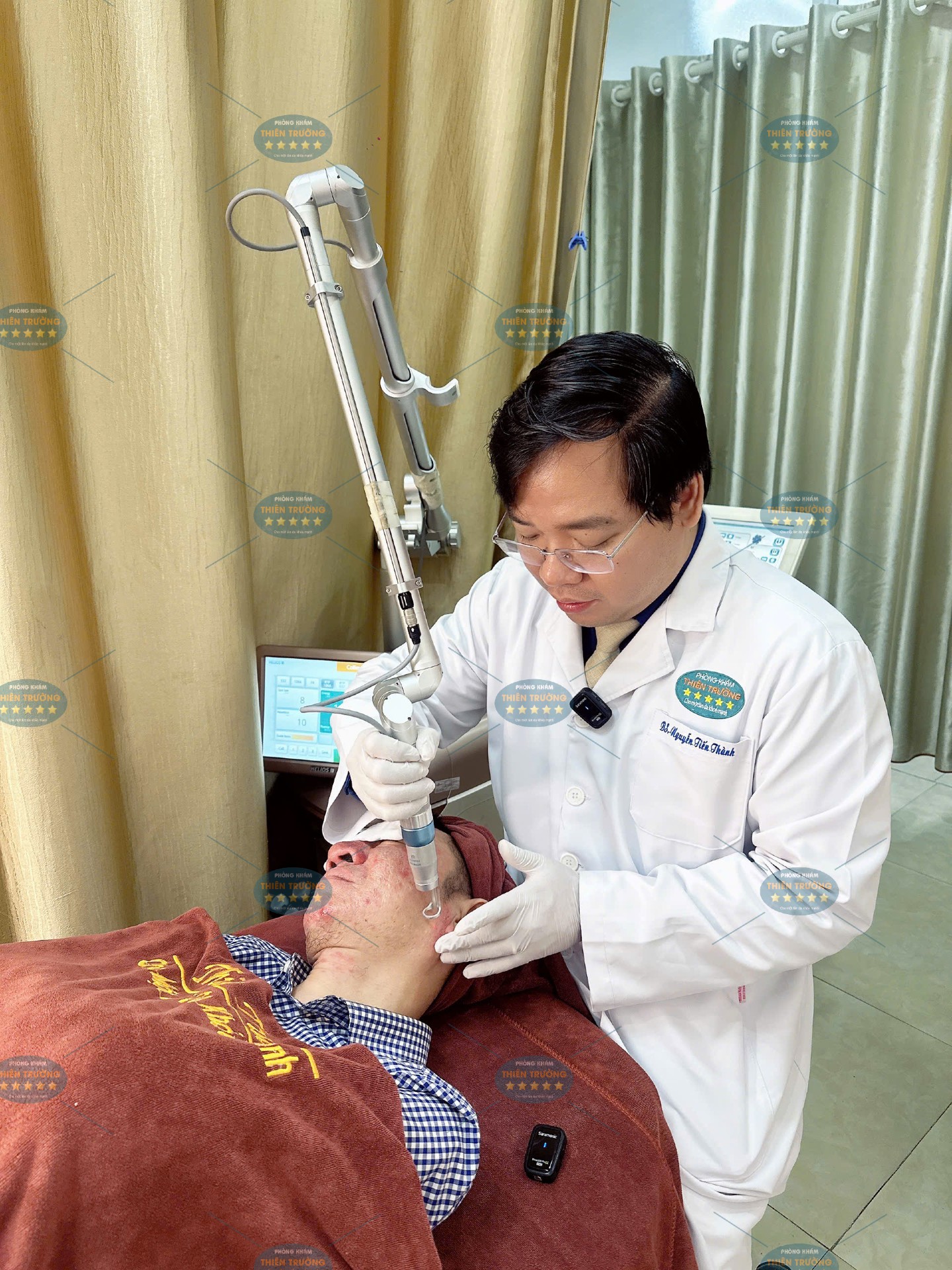 Hình ảnh : Thạc sĩ bác sĩ chuyên khoa đang thăm khám, điều trị cho người bệnh.