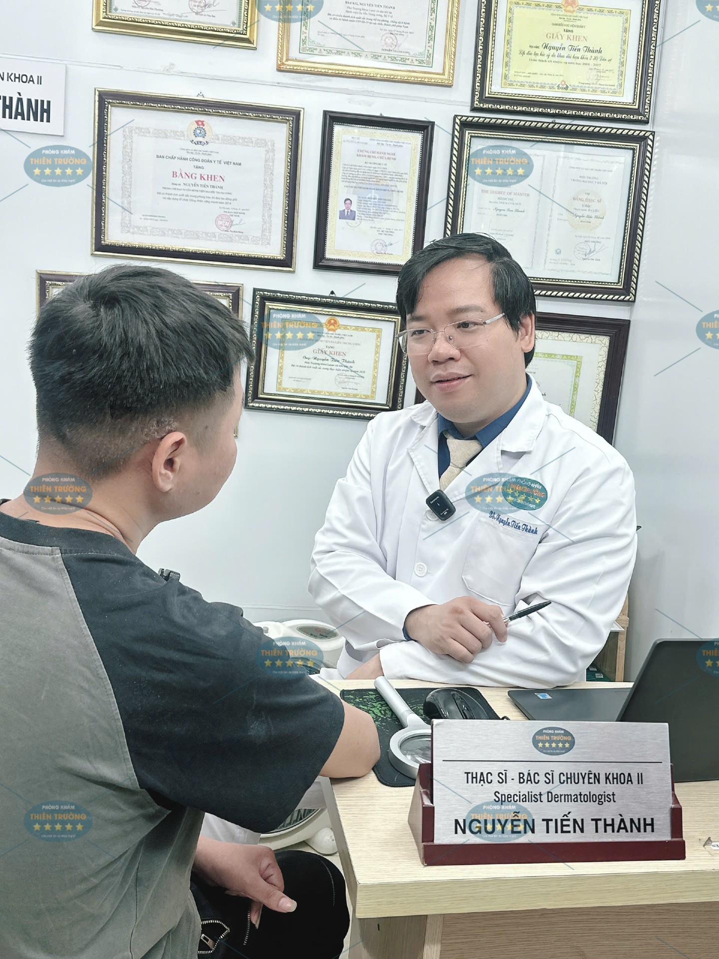 Hình ảnh : Thạc sĩ bác sĩ chuyên khoa đang thăm khám cho người bệnh.