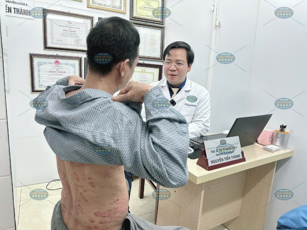 Hình ảnh : Thạc sĩ bác sĩ chuyên khoa đang khám bệnh.