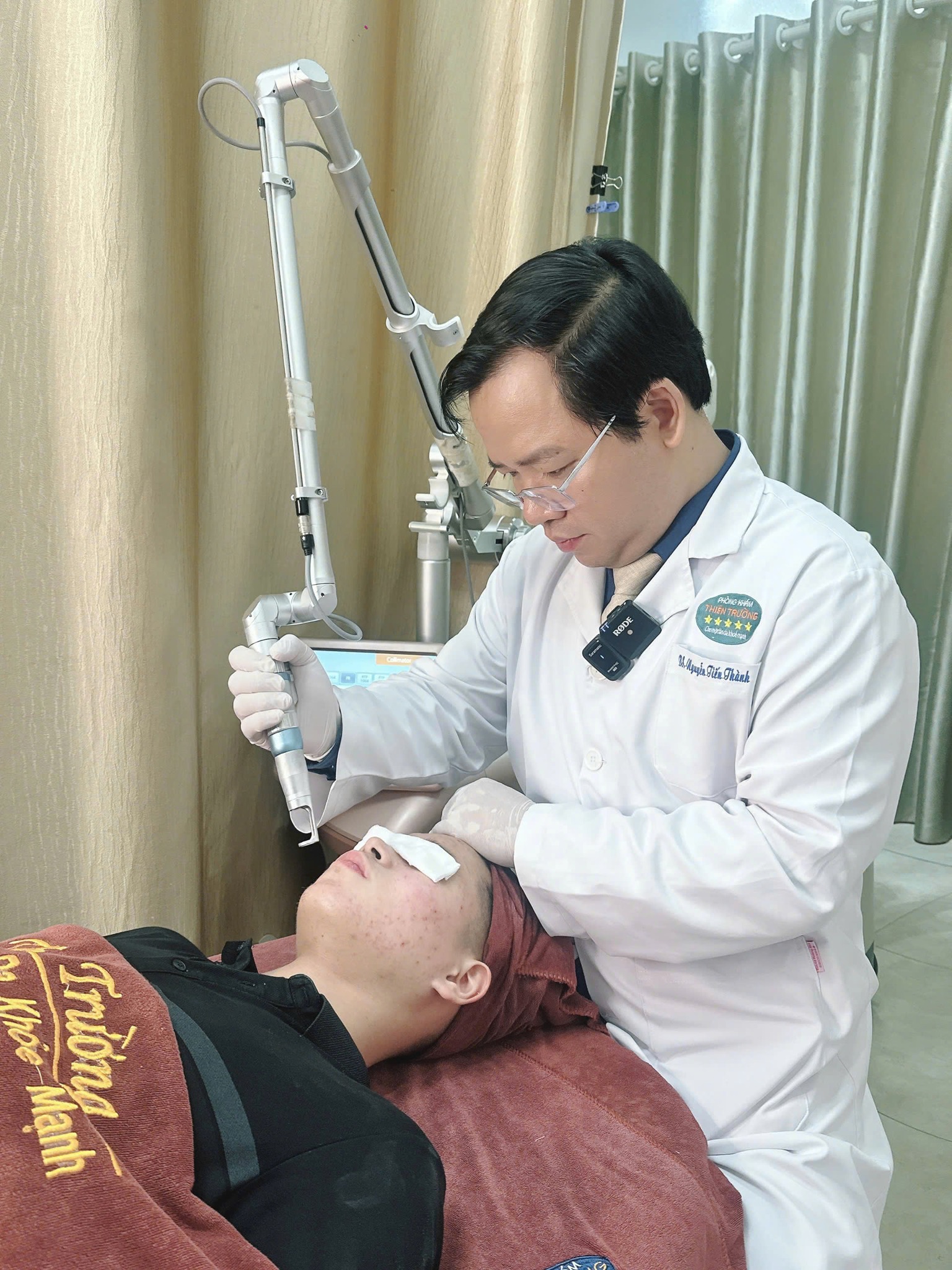 Hình ảnh : Thạc sĩ bác sĩ chuyên khoa đang khám bệnh.