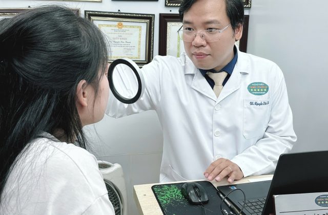 Hình ảnh : Thạc sĩ bác sĩ chuyên khoa đang khám bệnh.