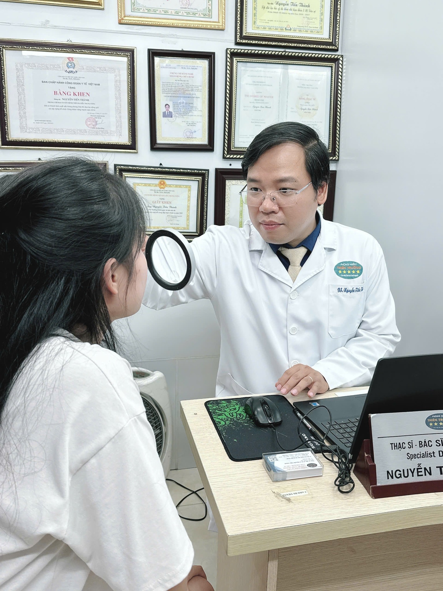 Hình ảnh : Thạc sĩ bác sĩ chuyên khoa đang khám bệnh.