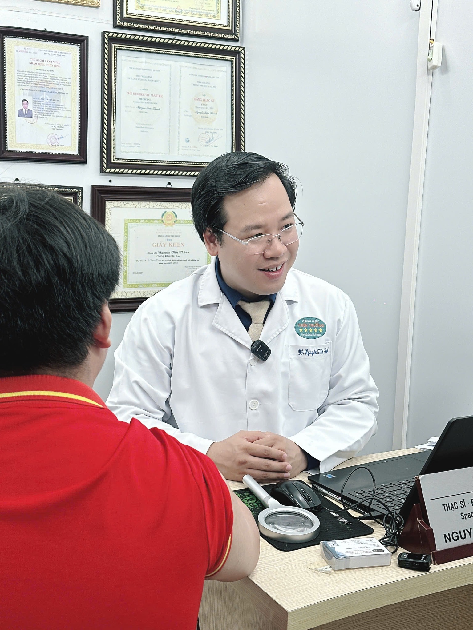 Hình ảnh : Thạc sĩ bác sĩ chuyên khoa đang khám bệnh.