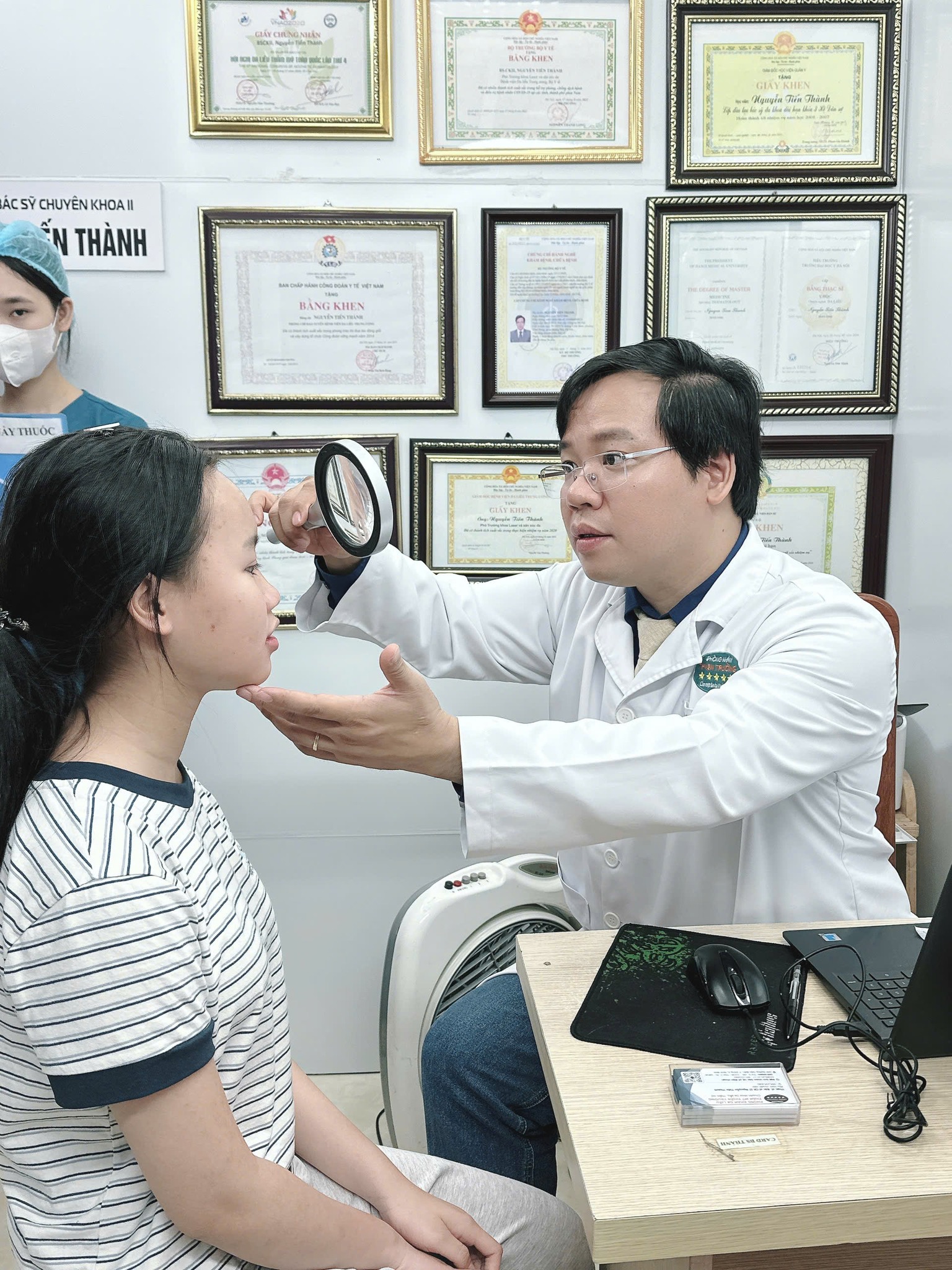Hình ảnh : Thạc sĩ bác sĩ chuyên khoa đang khám bệnh.