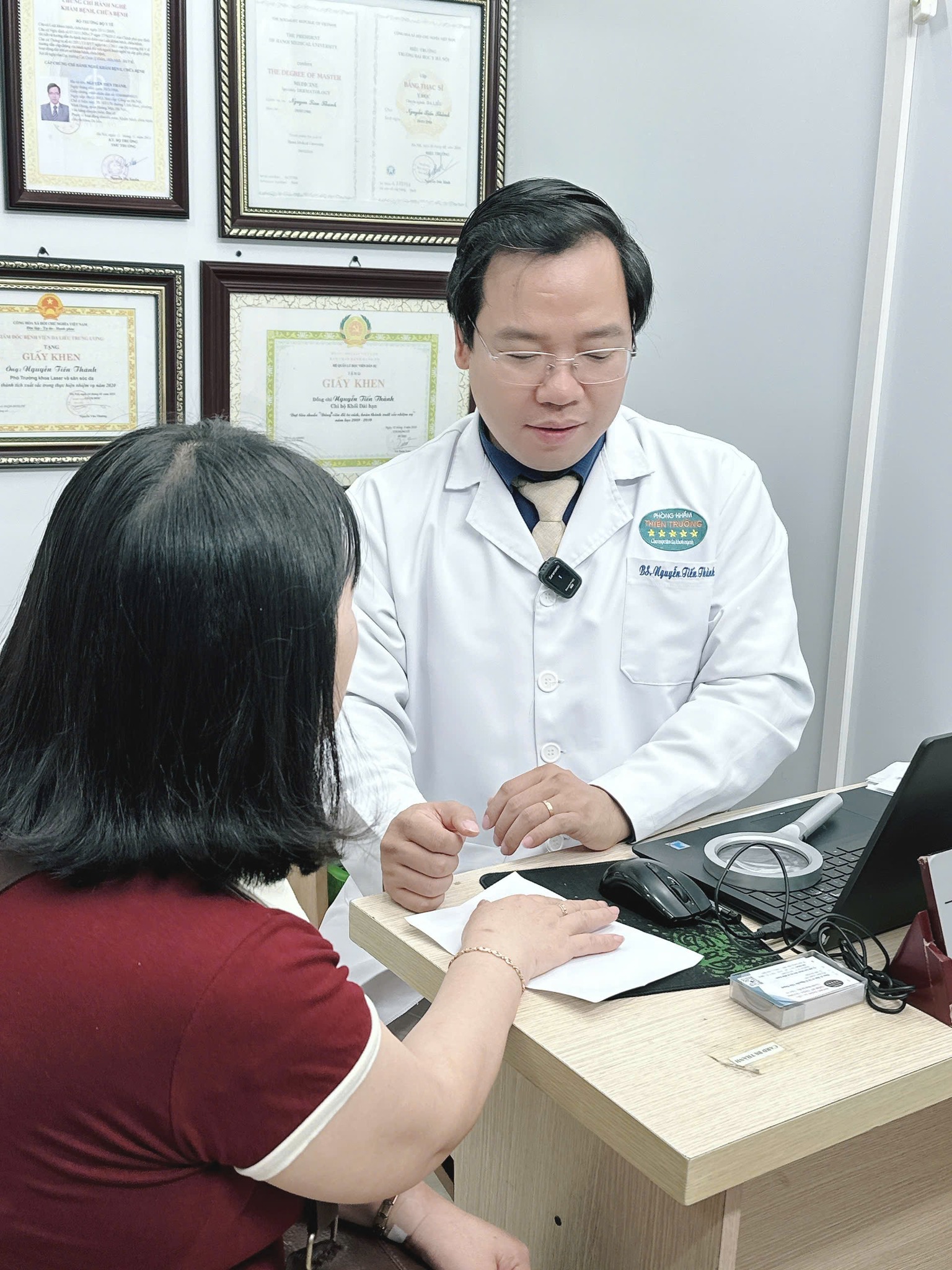 Hình ảnh : Thạc sĩ bác sĩ chuyên khoa đang khám bệnh.