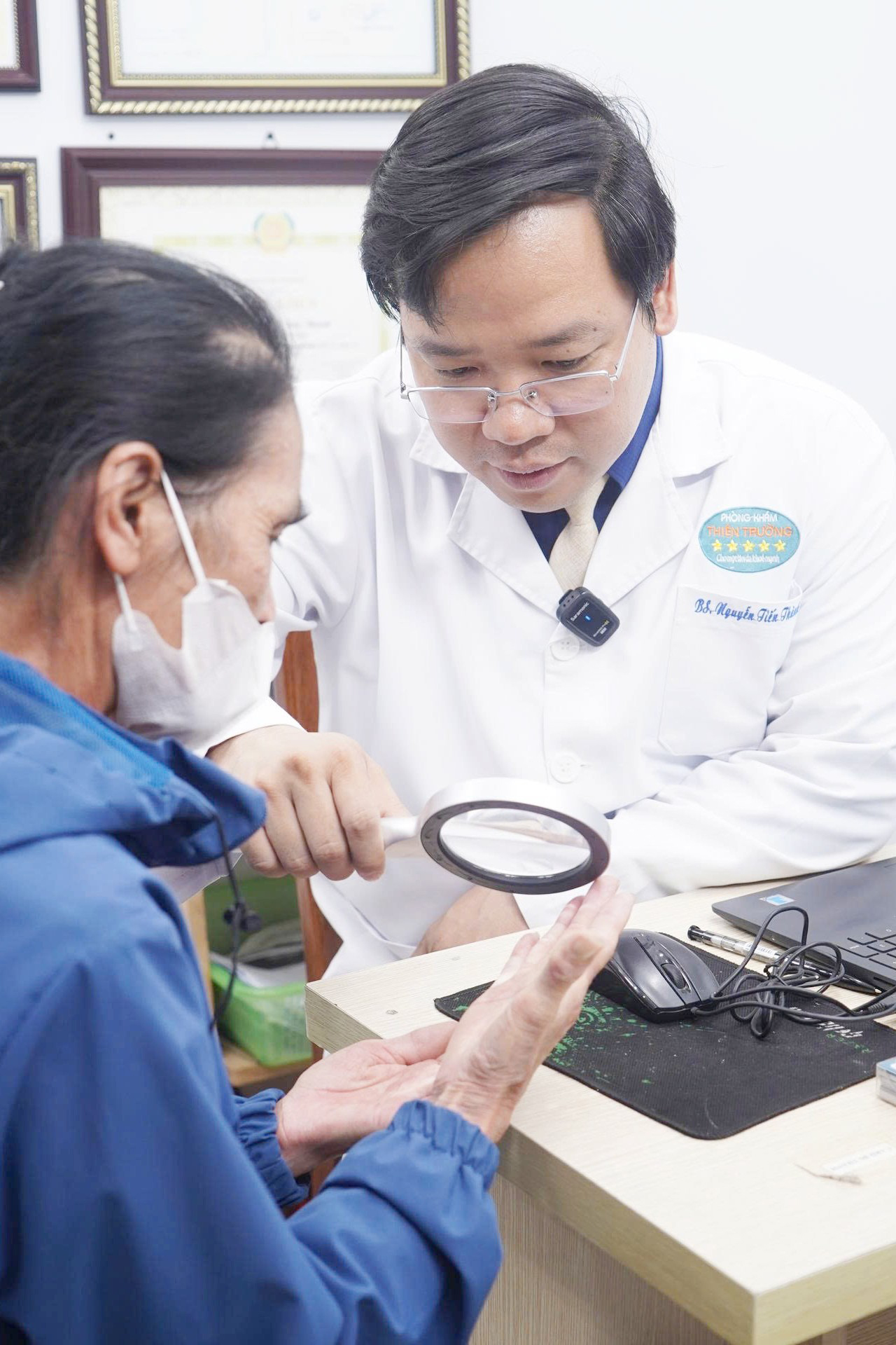 Hình ảnh : Thạc sĩ bác sĩ chuyên khoa đang khám bệnh.