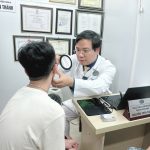 Hình ảnh : Thạc sĩ bác sĩ chuyên khoa đang khám bệnh.