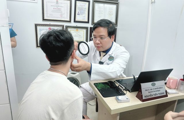 Hình ảnh : Thạc sĩ bác sĩ chuyên khoa đang khám bệnh.