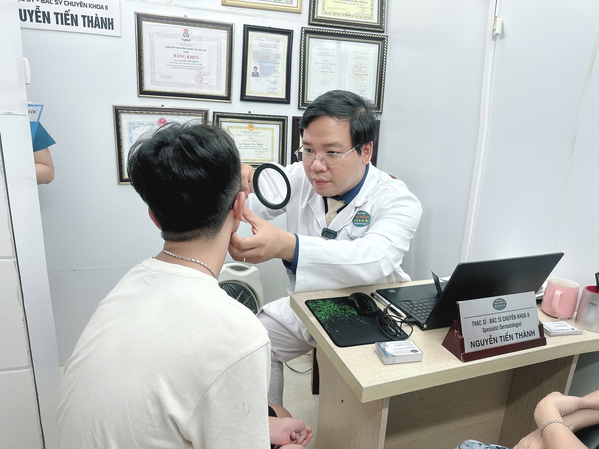 Hình ảnh : Thạc sĩ bác sĩ chuyên khoa đang khám bệnh.