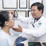 Hình ảnh : Thạc sĩ bác sĩ chuyên khoa đang khám bệnh.
