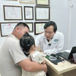 Hình ảnh : Thạc sĩ bác sĩ chuyên khoa đang khám bệnh.
