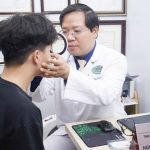 Hình ảnh : Thạc sĩ bác sĩ chuyên khoa đang khám bệnh.