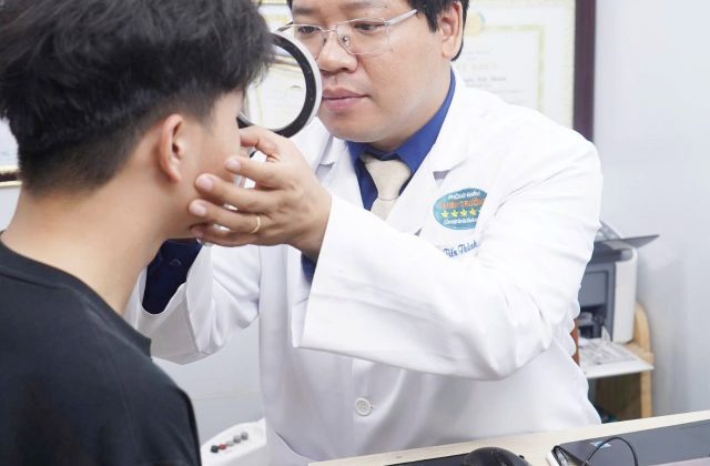 Hình ảnh : Thạc sĩ bác sĩ chuyên khoa đang khám bệnh.