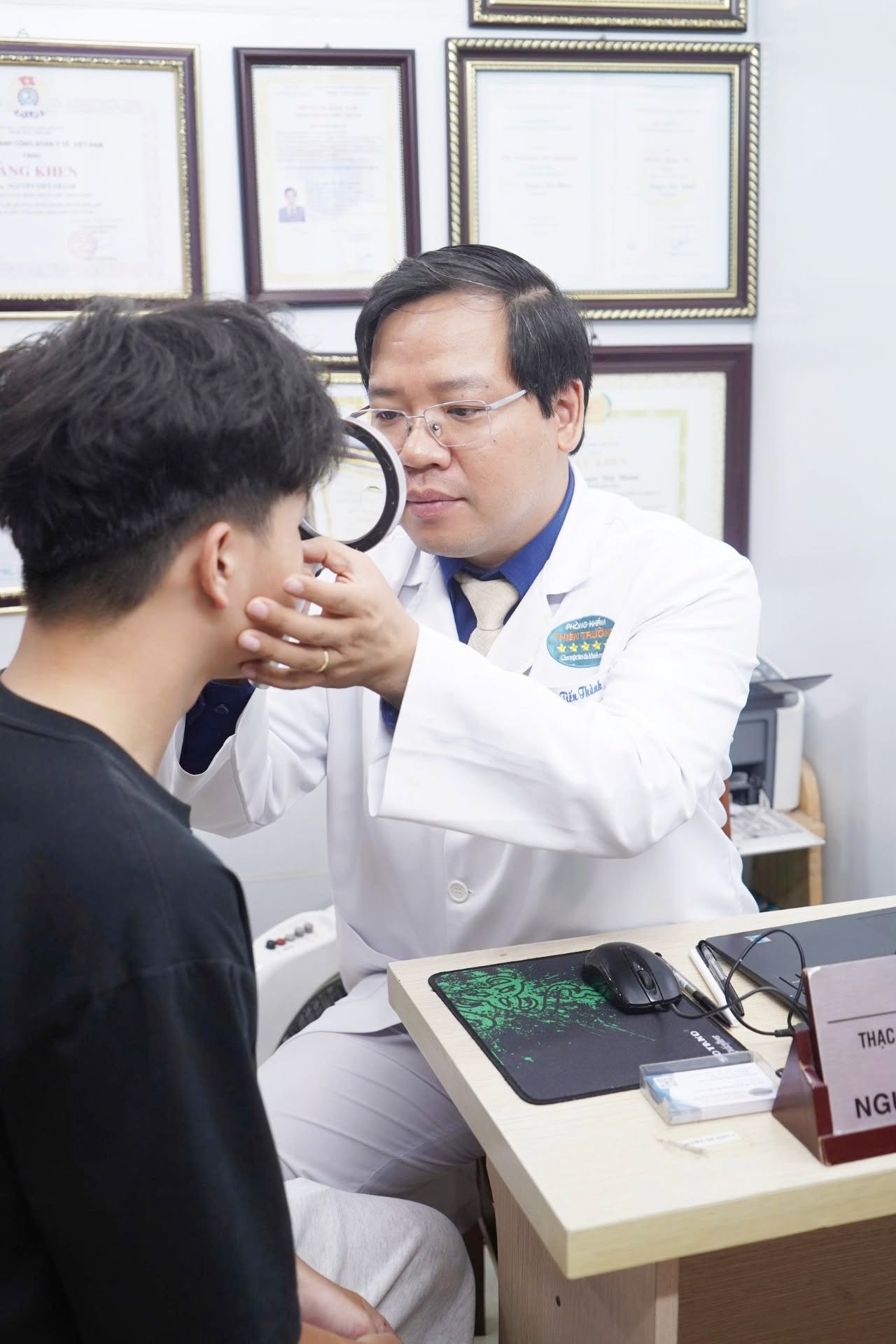 Hình ảnh : Thạc sĩ bác sĩ chuyên khoa đang khám bệnh.