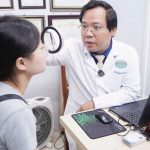 Hình ảnh : Thạc sĩ bác sĩ chuyên khoa đang khám bệnh.